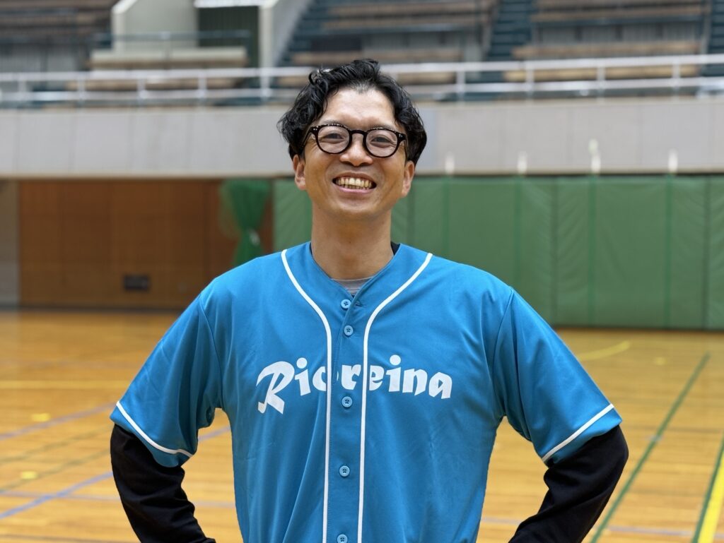 志津利弘さん（リオレーナの応援ユニフォーム着用）